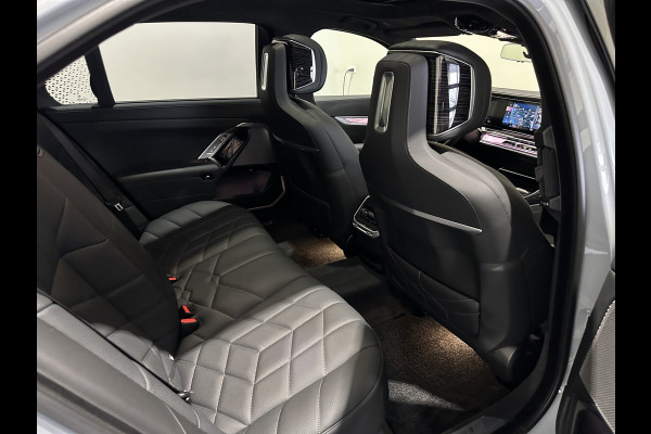 BMW i7 xDrive60 | M Sportpakket Pro | Sky Lounge Panoramadak | BMW Individual interieur | Innovation Pack | Climate Acoustics Pack