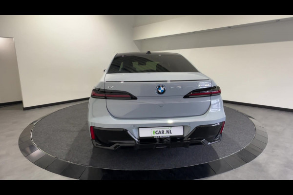 BMW i7 xDrive60 | M Sportpakket Pro | Sky Lounge Panoramadak | BMW Individual interieur | Innovation Pack | Climate Acoustics Pack