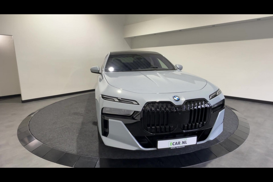 BMW i7 xDrive60 M Sportpakket Pro | Sky Lounge Panoramadak | BMW Individual interieur | Innovation Pack | Climate Acoustics Pack