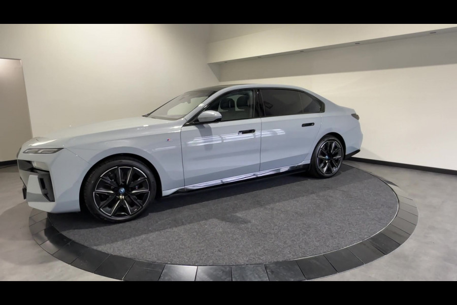 BMW i7 xDrive60 | M Sportpakket Pro | Sky Lounge Panoramadak | BMW Individual interieur | Innovation Pack | Climate Acoustics Pack