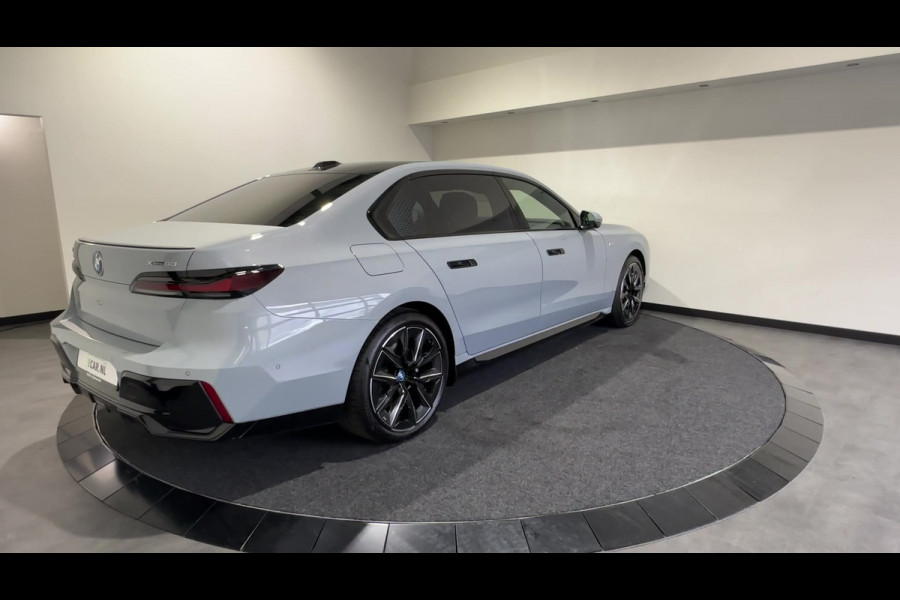 BMW i7 xDrive60 | M Sportpakket Pro | Sky Lounge Panoramadak | BMW Individual interieur | Innovation Pack | Climate Acoustics Pack