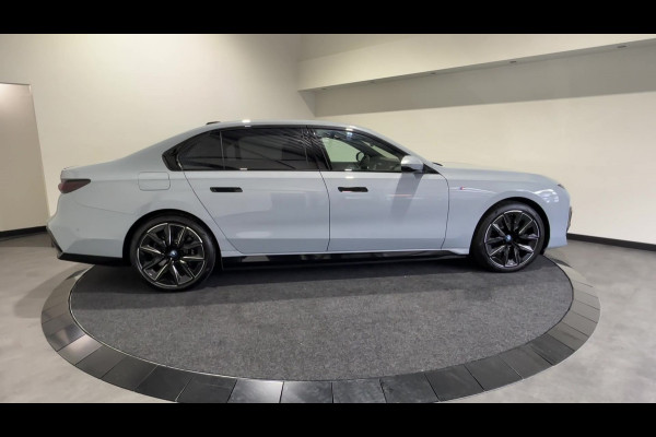 BMW i7 xDrive60 | M Sportpakket Pro | Sky Lounge Panoramadak | BMW Individual interieur | Innovation Pack | Climate Acoustics Pack