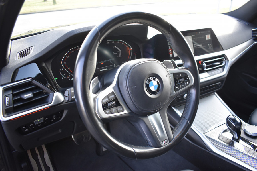 BMW 3 Serie 318i M-Sport Business / Pano-Schuifdak / 19" LMV / Verwarmb. stoelen / Privacy glas / Parking pack