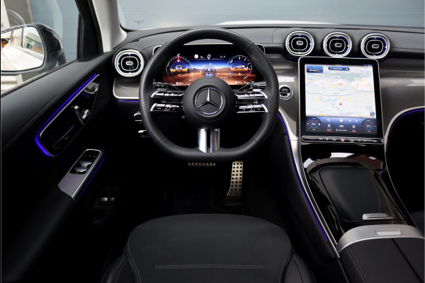 Mercedes-Benz GLC 300e 4-MATIC Premium AMG Line Aut9, Luchtvering, Achterasbesturing, Panoramadak,Trekhaak, Memory, Surround Camera, Stuurwiel Verwarmd, Keyless Go, Digital Light, Etc.