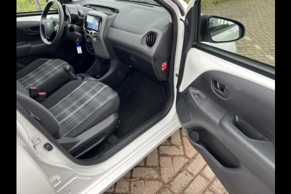 Peugeot 108 1.0 e-VTi Camera, Airconditioning, Apple CarPlay, Navigatie, Bluetooth, 1e eigenaar en Boekjes aanwezig