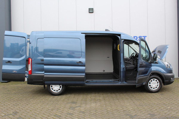 Ford Transit 350 2.0-130pk TDCI L3H2 Trend. Net ingereden, uit voorraad leverbaar ! Volautm. airco, metallic lak, lane- en side assist, adaptive cruise, navigatie by Apple carplay/Android auto cntrl, bijrijdersbank, USB aansluiting etc.