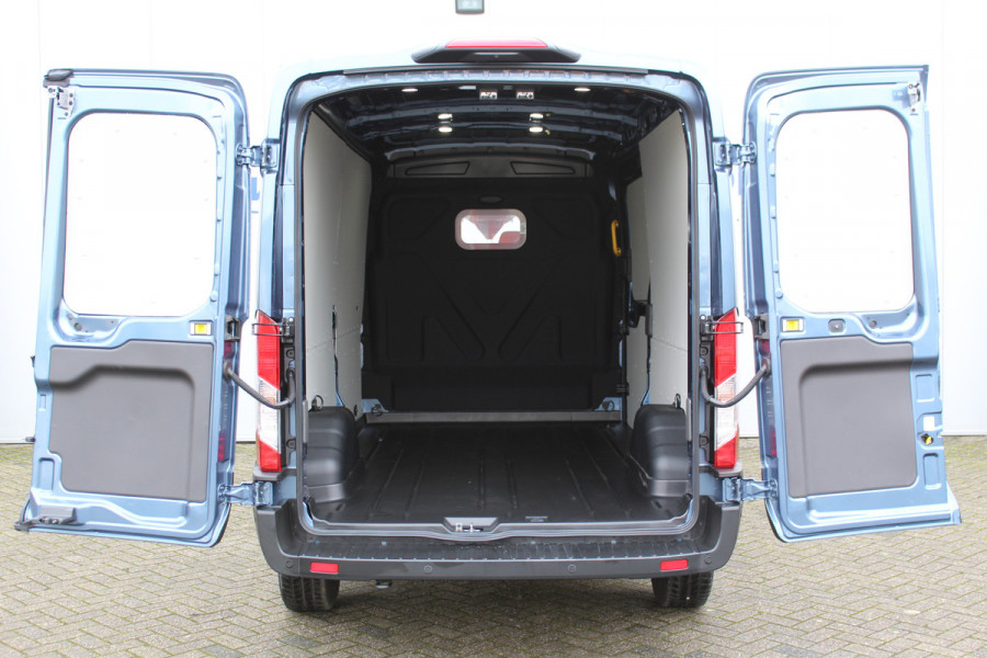 Ford Transit 350 2.0-130pk TDCI L3H2 Trend. Net ingereden, uit voorraad leverbaar ! Volautm. airco, metallic lak, lane- en side assist, adaptive cruise, navigatie by Apple carplay/Android auto cntrl, bijrijdersbank, USB aansluiting etc.