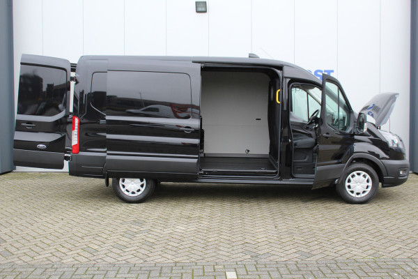 Ford Transit 350 2.0-130pk TDCI L3H2 Trend. Net ingereden, uit voorraad leverbaar ! Volautm. airco, metallic lak, lane- en side assist, adaptive cruise, navigatie by Apple carplay/Android auto cntrl, bijrijdersbank, USB aansluiting etc.