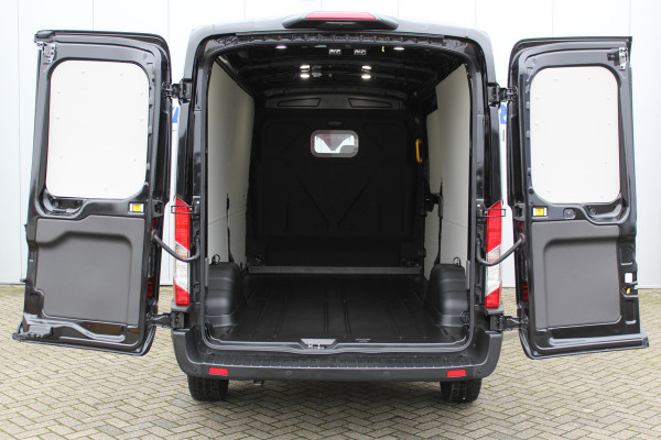 Ford Transit 350 2.0-130pk TDCI L3H2 Trend. Net ingereden, uit voorraad leverbaar ! Volautm. airco, metallic lak, lane- en side assist, adaptive cruise, navigatie by Apple carplay/Android auto cntrl, bijrijdersbank, USB aansluiting etc.