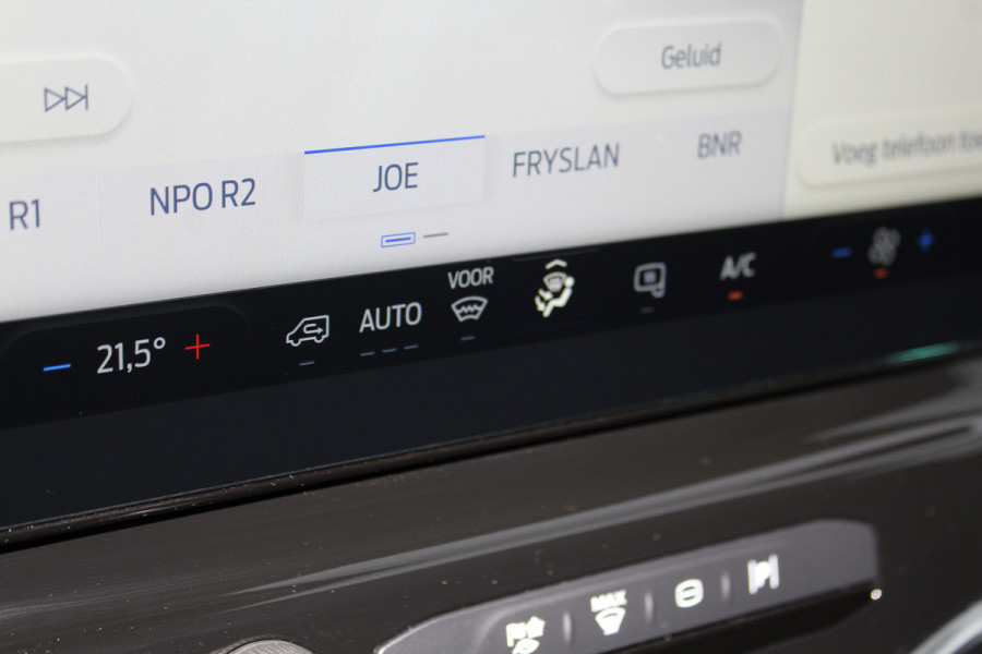 Ford Transit 350 2.0-130pk TDCI L3H2 Trend. Net ingereden, uit voorraad leverbaar ! Volautm. airco, metallic lak, lane- en side assist, adaptive cruise, navigatie by Apple carplay/Android auto cntrl, bijrijdersbank, USB aansluiting etc.