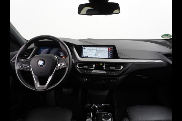 BMW 1-serie 118i T141pk Autom. LEER Virtual-Cockpit Gr-Navi Trekhaak Apple-Carplay Android PDC-A+Voor LM Mirror-Screen Keyless WiFi Internet Executive Edition Sport 7-Bak  Orig.NLse auto !  EURO6