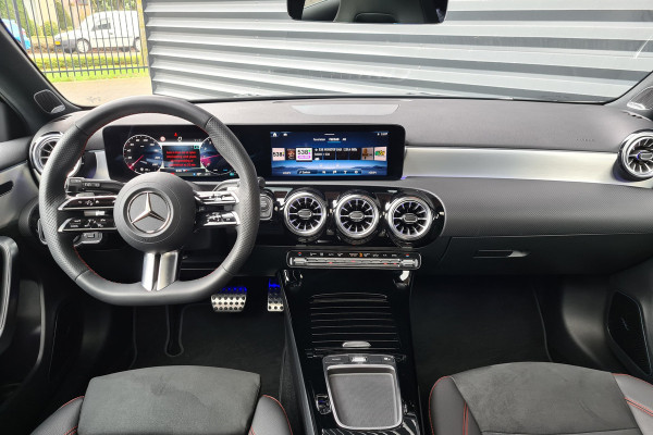 Mercedes-Benz A-Klasse 200 AMG Line - Panodak - Multibeam - Burmester