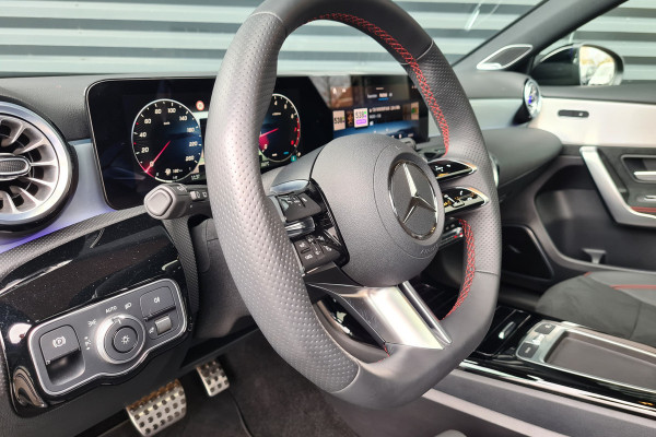 Mercedes-Benz A-Klasse 200 AMG Line - Panodak - Multibeam - Burmester