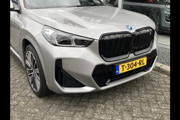 BMW iX1 xDrive30 Launch Edition 67 kWh M-Sport | 360 graden cameras | Harman/Kardon | Adapt. Cruise | Panoramadak | Elek. trekhaak | Elek. stoelen met geheugen | etc. etc.