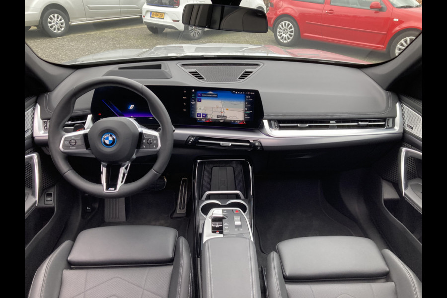 BMW iX1 xDrive30 Launch Edition 67 kWh M-Sport | 360 graden cameras | Harman/Kardon | Adapt. Cruise | Panoramadak | Elek. trekhaak | Elek. stoelen met geheugen | etc. etc.