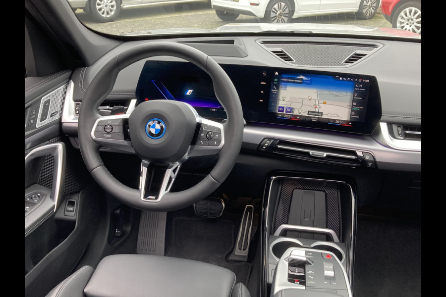 BMW iX1 xDrive30 Launch Edition 67 kWh M-Sport | 360 graden cameras | Harman/Kardon | Adapt. Cruise | Panoramadak | Elek. trekhaak | Elek. stoelen met geheugen | etc. etc.