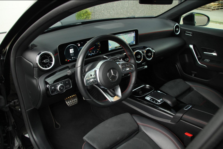 Mercedes-Benz A-Klasse 180 AMG-line | Achteruitrijcamera | Trekhaak | MBUX