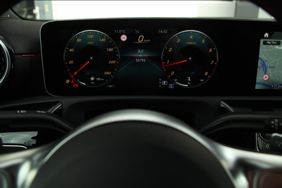 Mercedes-Benz A-Klasse 180 AMG-line | Achteruitrijcamera | Trekhaak | MBUX