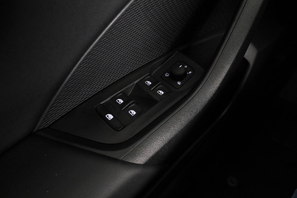 Škoda Octavia HB Ambition 1.0 110 pk TSI e-TEC Hatchback DSG | Parkeersensoren voor en achter | Verwarmbare voorstoelen