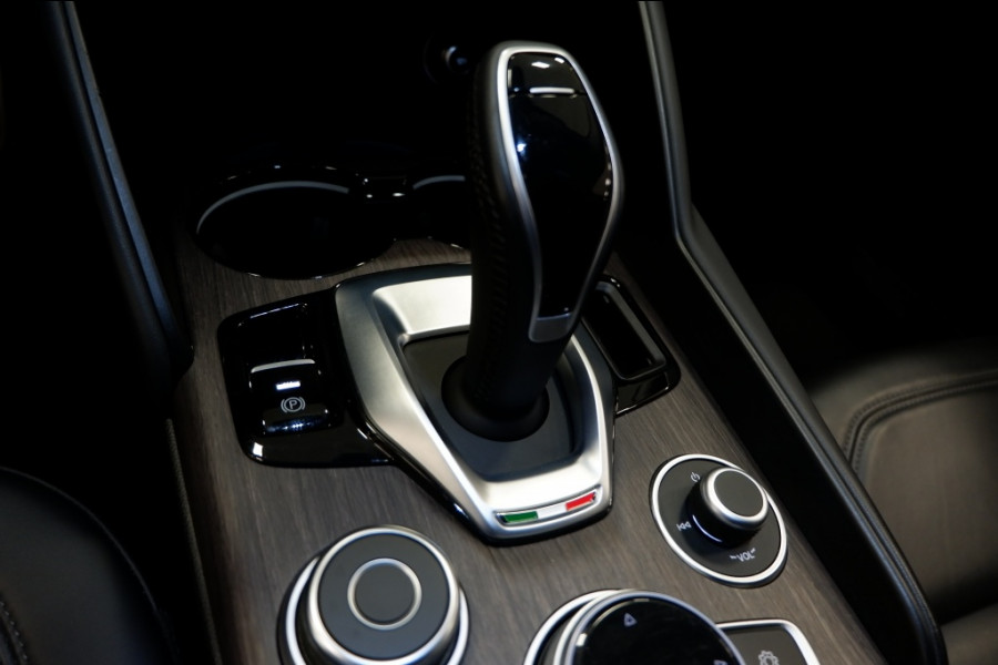 Alfa Romeo Giulia 2.0T Super Aut. Full Leather /Verde Visconti!! Rijklaar garantie