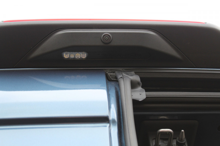 Ford Transit 350 2.0-170pk TDCI L3H2 Trend. AUTOMAAT ! Net ingereden, uit voorraad leverbaar ! Volautm. airco, metallic lak, lane- en side assist, adaptive cruise, navigatie by Apple carplay/Android auto cntrl, bijrijdersbank, USB aansluiting etc.