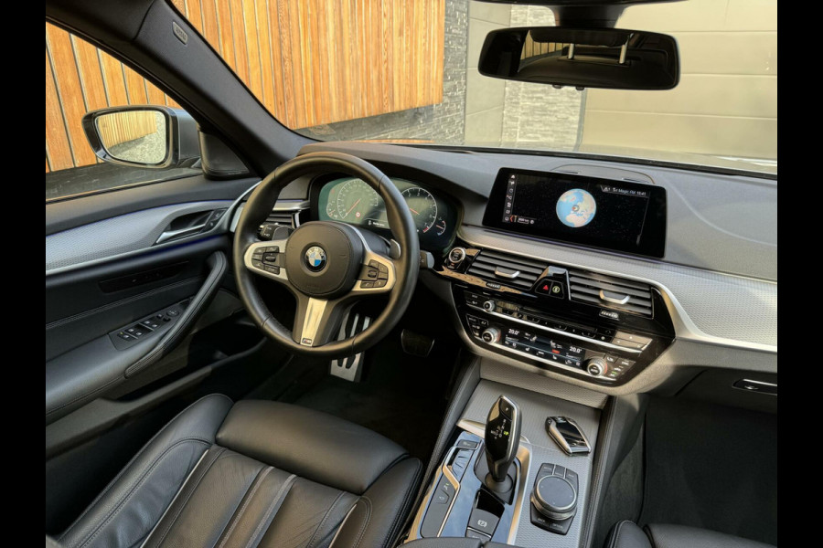 BMW 5 Serie Touring 520i High Executive | DAB | H/K | 19 inch | LED | Keyless | Camera rondomzicht | Entertainment achterstoelen