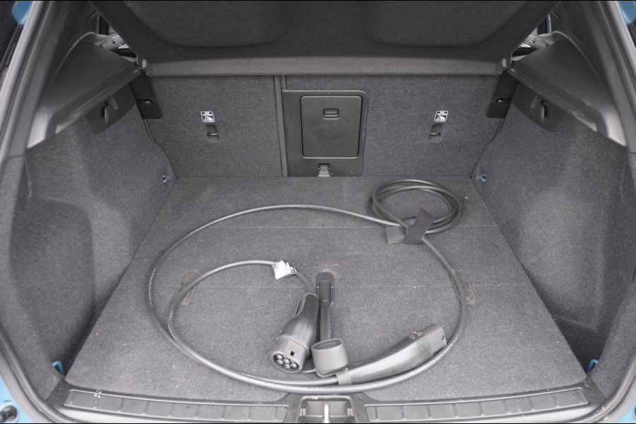 Volvo XC40 231PK Automaat Recharge Plus / Adaptieve cruise control/ BLIS/ 20"Velgen/ Elektrische achterklep/ Parkeersensoren met camera/ Apple carplay/ Stoel- en stuurwielverwarming