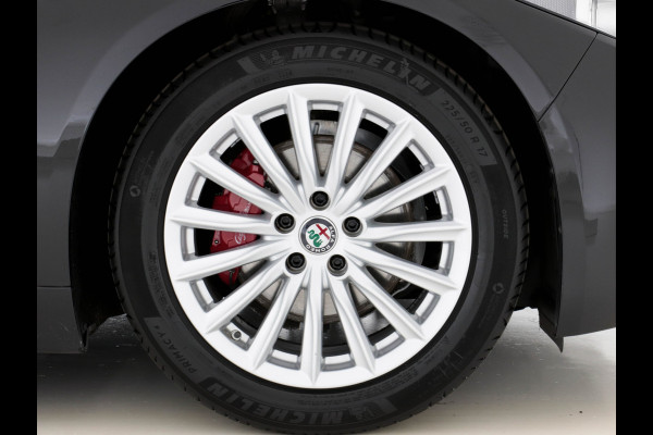 Alfa Romeo Giulia 2.0T Super Black-Line 200 Pk Aut. *NAVI-FULLMAP | 1/2-LEDER | DAB | ECC | PDC | CRUISE | COMFORT-SEATS | BREMSA-BRAKES | 17"ALU*.