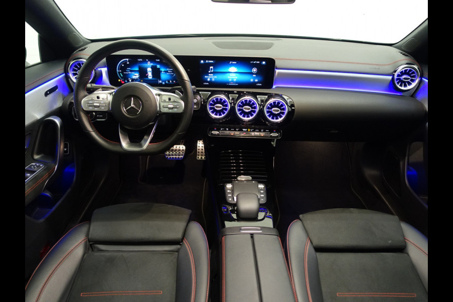 Mercedes-Benz CLA-Klasse 200 AMG Night Edition Aut- Designo Kleur I Panodak I Carplay I Sport Leder I Xenon Led ISfeerverlichting