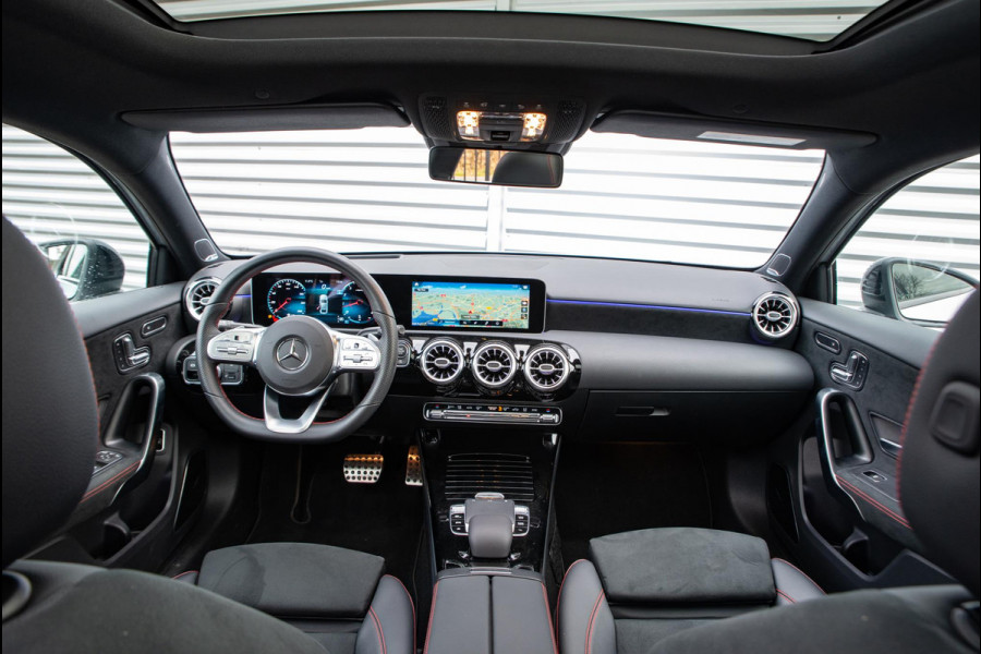Mercedes-Benz A-Klasse 220 Premium Plus AMG Panoramadak Burmester Ambient Widescreen Camera DAB+