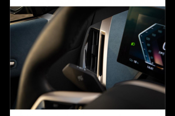 BMW iX xDrive40 High Executive 77 kWh Panodak DAB+ Trekhaak Stuurverw. Ambient Camera Navigatie Keyless Dode hoek