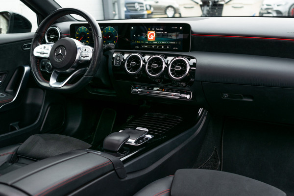 Mercedes-Benz A-Klasse 180 d AMG Night|Panorama|MBUX|Trekhaak|LED|Verw-stoelen|New Service