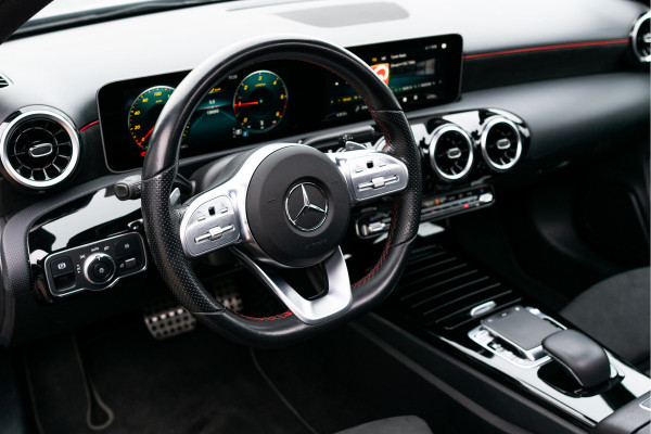 Mercedes-Benz A-Klasse 180 d AMG Night|Panorama|MBUX|Trekhaak|LED|Verw-stoelen|New Service