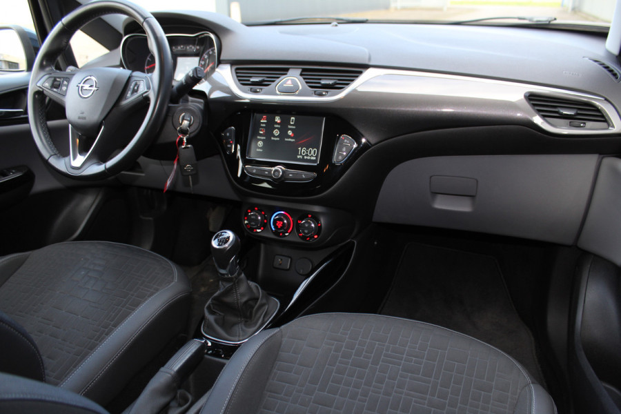 Opel Corsa 1.0-90pk Turbo 'Online Edition'. Erg nette en goed onderhouden Opel Corsa 1.0-90pk Turbo 5drs.. Volautm. airco, cruise control, navigatie, trekhaak afneembare kogel, metallic lak, parkeersensoren v+a, LM wielen, telefoonvoorb., 5 deuren etc.