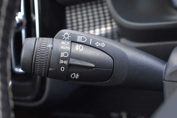 Volvo XC40 T5 Recharge R-Design | Full LED | Dodehoek detectie | Stoel & Stuur verwarmbaar | Trekhaak