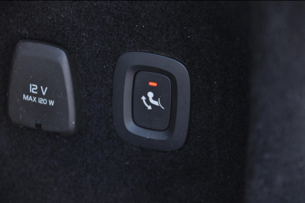 Volvo V60 T8 390PK Automaat Recharge AWD Inscription Cruise control/ Climate control/ On Call/ Trekhaak/ Parkeersensoren met camera/ Navigatie/ Elektrische achterklep/ Elektrische stoel