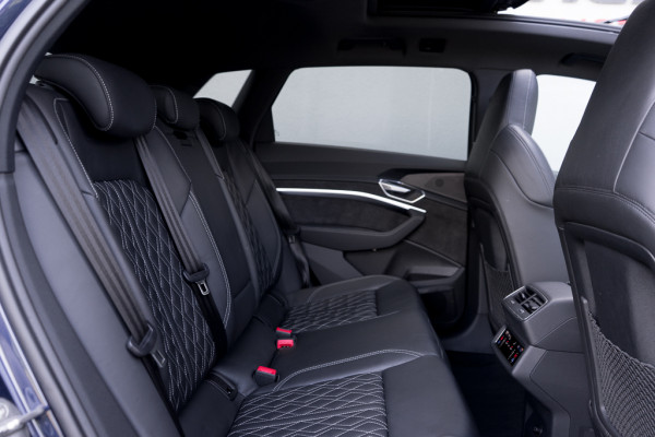 Audi e-tron 55 S-line Quattro / Incl. BTW/ 2x S-line/ Standkachel/ Luchtvering/ Top View/ Panoramadak/ Trekhaak/ 300kW (408PK)