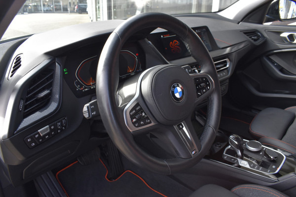BMW 1-serie 118i High Executive / Sport-Line / Ad. Cruise / Verw. Stuur & Stoelen / Privacy glas