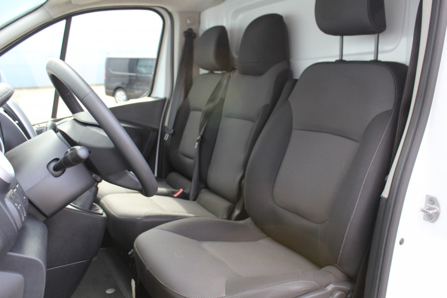 Fiat Talento 2.0-145pk MultiJet L2H1 Pro Edition. Nette en goede Fiat Talento L2. Airco, cruise control, navigatie, telefoonvoorb., pakeersensoren achter, trekhaak, laadruimte betimmerd, dakrails, sidesteps, 3-zits etc.