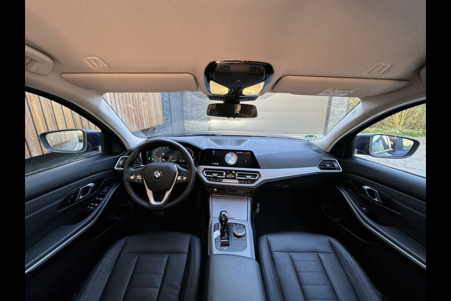 BMW 3 Serie Touring 320i High Executive | HiFi | LED | ACC | M-sport velgen | Lederen bekleding | Rondomzicht Camera | Privacy glass | Shado