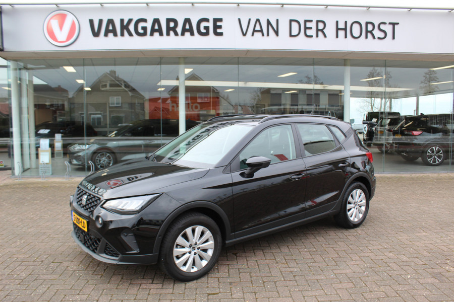 Seat Arona 1.0-95pk TSI 'Style'. Handige hoogzitter, van vele gemakken voorzien ! Airco, navigatie, telefoonvoorb., cruise cntrl, camera, parkeersensoren v+a parkeerassistent, LM wielen, lane assist etc.