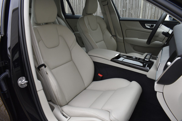 Volvo V60 Recharge T6 AWD 350PK Long Range Plus Dark | Blond lederen bekleding | Ad. Full LED | Verw. Stoelen & stuur