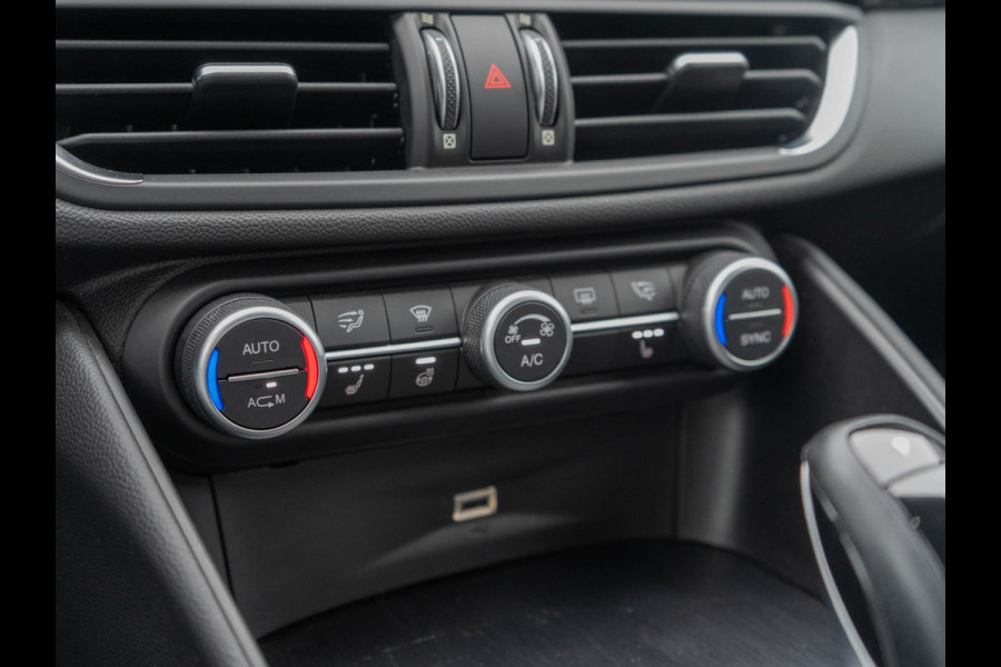Alfa Romeo Giulia 2.0 Turbo Aut. 200pk Super | Navi | Camera | 18" | Apple Carplay | Stoel-/stuur Verwarming | Premium HiFi | Xenon