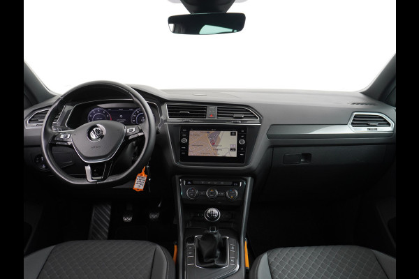 Volkswagen Tiguan T150pk R-line nwe model Adaptive-Cruise 19"lmv Trekhaak Camera Apple Carplay Android WiFi-vb. LED-Plus+Led-Achter Active Info Di Chroom Pack Priv.Glas Dakrails Vervolgbotsing-preventie Rijstrooksensor met correctie Draadloze lader Opklaptafels achter Achteropkomendverkeer-waarsch. Vermoeidheidsherkenning AEB ASR ESP Hi EURO6+ Orig. NLse auto 250Nm/1500 tpm CARAVANTREKKER 1800kg trekvermogen !!