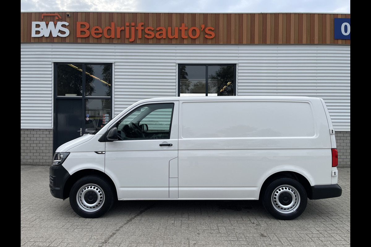 Volkswagen Transporter 2.0 TDI L1H1 / vaste prijs rijklaar € 15.950 ex btw / lease vanaf € 270 / airco / trekhaak / achterdeuren met ruiten / bijrijdersbank / euro 6 diesel !