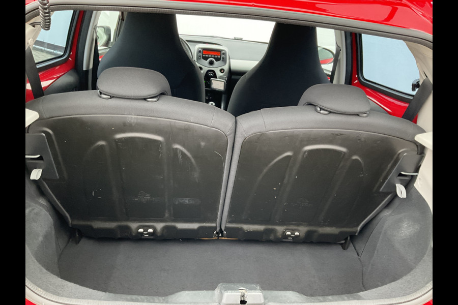 Peugeot 108 1.0 e-VTi 5-deurs Navi Airco led Red Chili Active
