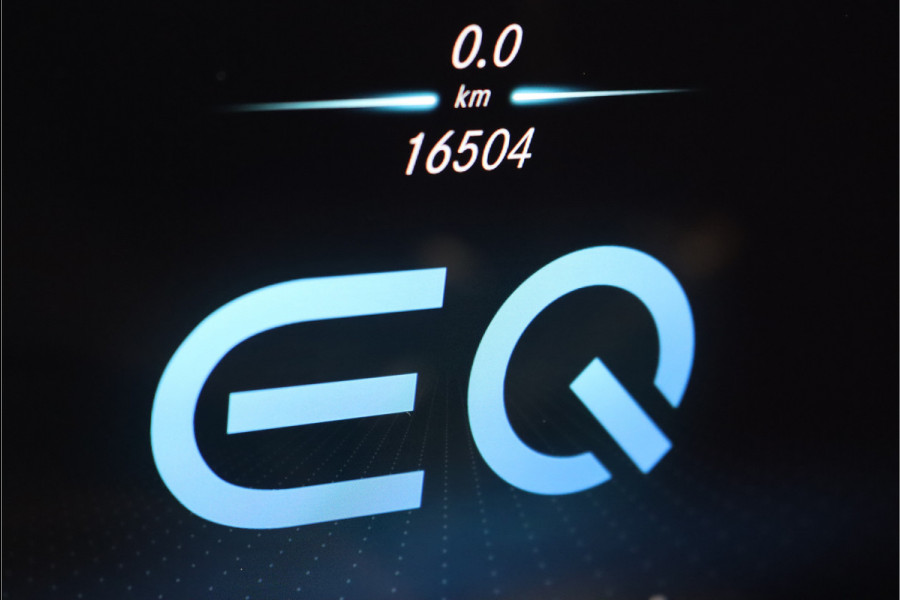 Mercedes-Benz EQC 400 4-MATIC AMG Line 80 kWh | ex BTW €45.000,- | Schuifdak | Distronic+ | Memory | Trekhaak | Surround Camera | Keyless Go | Head-up Display | Voorklimatisering | Rijassistentiepakket | Air-Balance |