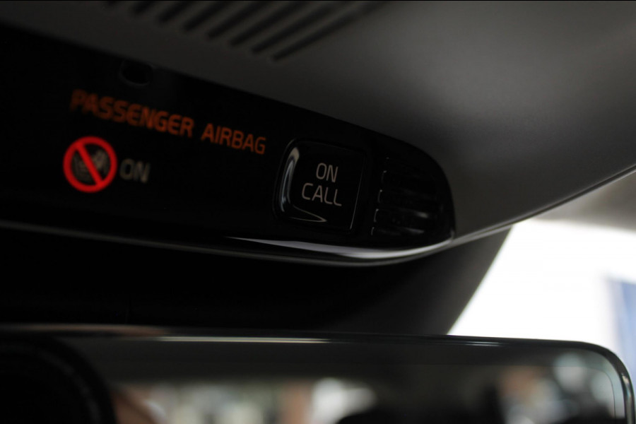 Volvo XC40 T4 211PK Automaat Recharge Inscription Expression Road Sign Information / Cruise Control / Navigatie / Stoelverwarming / Stuurwielverwarming / Volvo on Call / Parkeersensoren voor en achter met parkeercamera achter