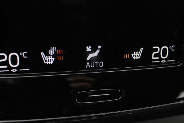 Volvo XC40 T4 211PK Automaat Recharge Inscription Expression Road Sign Information / Cruise Control / Navigatie / Stoelverwarming / Stuurwielverwarming / Volvo on Call / Parkeersensoren voor en achter met parkeercamera achter