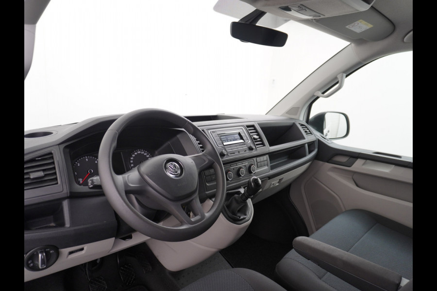 Volkswagen Transporter 2.0 TDI 115pk L2H1 3-zits Climatronic ECC Trekhaak PDC Mistlamp-Adaptief Betonplex-Vloer Lat om lat Lengte 2 Schuifdeur R Trendl Multi Media-vb. Vooruitverwarming ! Handsfree USB 2200kg Trekvermogen ! EURO 6